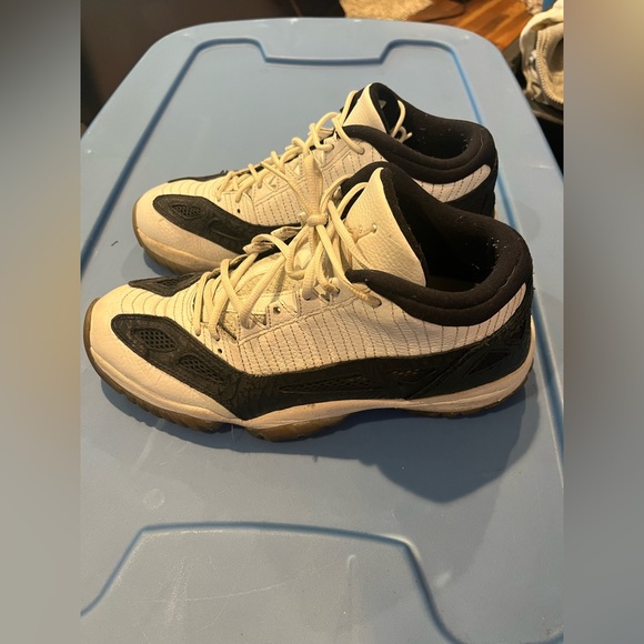 Air Jordan 11 Retro Low IE White/Black 2011 - Picture 2 of 6